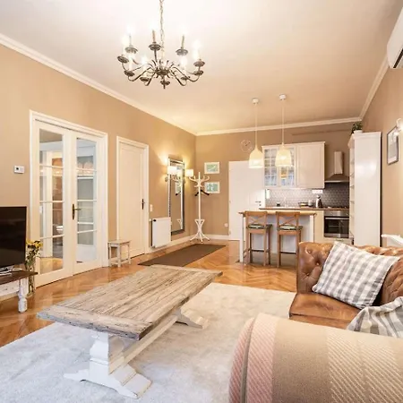 아파트 Paulay Deluxe 2 *